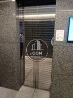 シルバーのエレベーターです