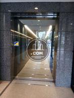 ガラスドアの出入口