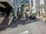 通りの向かいは青山学院です