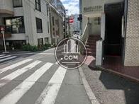 T字の交差点にあります