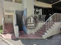 エントランス・１階店舗・地下店舗への階段です