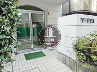 緑色の扉が特徴的