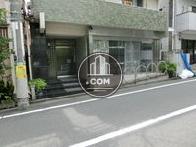 玄関入り口、１階はガラス張りです