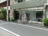 シックな印象の正面玄関