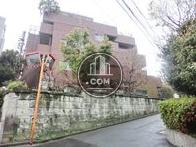 傾斜面に望める外観