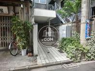 植栽が多く印象の良い玄関廻りです