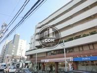 ビルの向かい側は大型の居住用ビルがあります