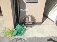 玄関左手にゴミ置き場となっております