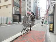 玄関前の舗装された歩道