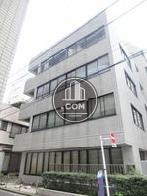 幅広いガラス窓を配置した側面