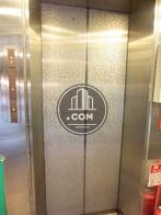 シルバーのエレベーター
