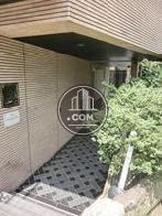 影になった正面玄関です