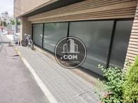 非常に大きな窓が配置されています