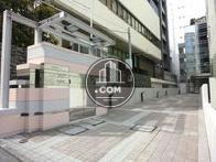 爽やかなトーンで構成された通り沿い玄関