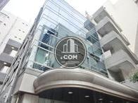 角をガラス張りで構築