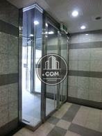 ガラスで囲われた入口