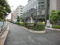 中央の緑で区切られた道路です