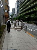 ビル前の歩道