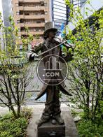 謎のアートがビル前に