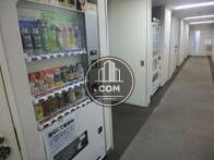 共用廊下に自動販売機があります