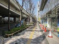 高速道路沿いの道にも面しています