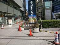 玄関前は広めの敷地で余裕があります