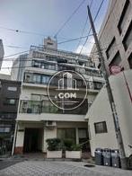 坂を上った高台にあるビルです