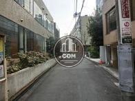 大学の校舎やマンションなどがある落ち着いた雰囲気です