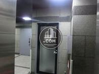 エレベーター内から見たエントランスです