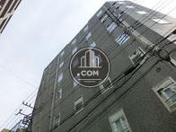 真下から見た外観です