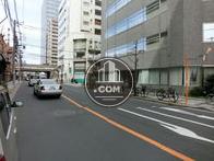 正面は比較的交通量の多い道路です