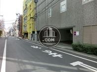 入口がある側の道路。交通量は比較的少なめです