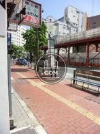 目の前にバス停があります