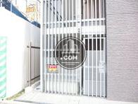 脇に在る外階段の出入り口