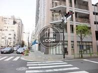 前面道路を交差点反対側から撮影