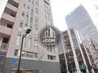 周りのビルと比べても綺麗な外観が目立ちます
