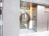 脇にオートロック設備があります