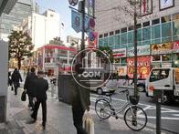 多数の人や車が行き交っています