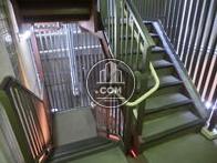 高さに違いのある手摺が設置されています