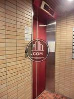 赤い扉のエレベーター