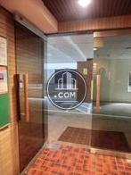 ガラス扉に木製の取っ手