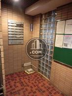 明るいタイル張り空間