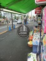 正面入口付近から見た外観です