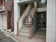 正面玄関脇に外階段