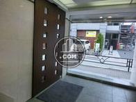 木目調のエントランス