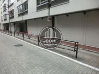 1階は店舗が建ち並びます