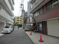 通りから少し入った閑静なエリアです