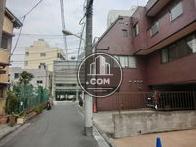 ビル裏手も閑静な立地