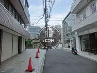 ビル前は裏路地
