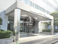 大きなひさしの設置された玄関口